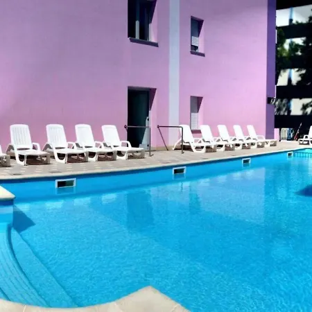 Modern With Outdoor Pool - Beahost